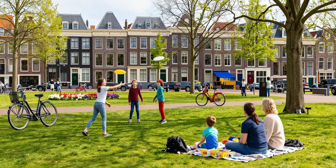 Families enjoying outdoor activities in Den Haag showcasing bedrijven den haag.